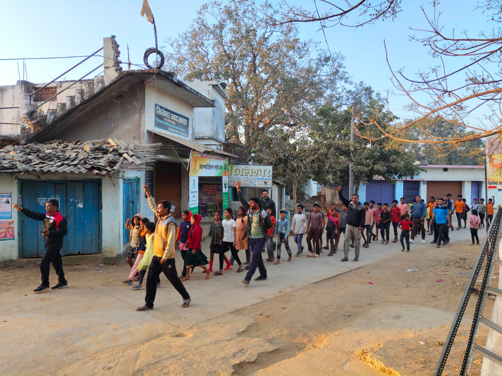 मानव श्रृंखला बनाकर मतदाताओं को किया जागरुक