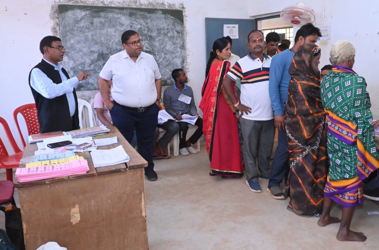 त्रिस्तरीय पंचायत आम निर्वाचन 2025 : कलेक्टर दीपक अग्रवाल ने किया मतदान केन्द्रों का निरीक्षण