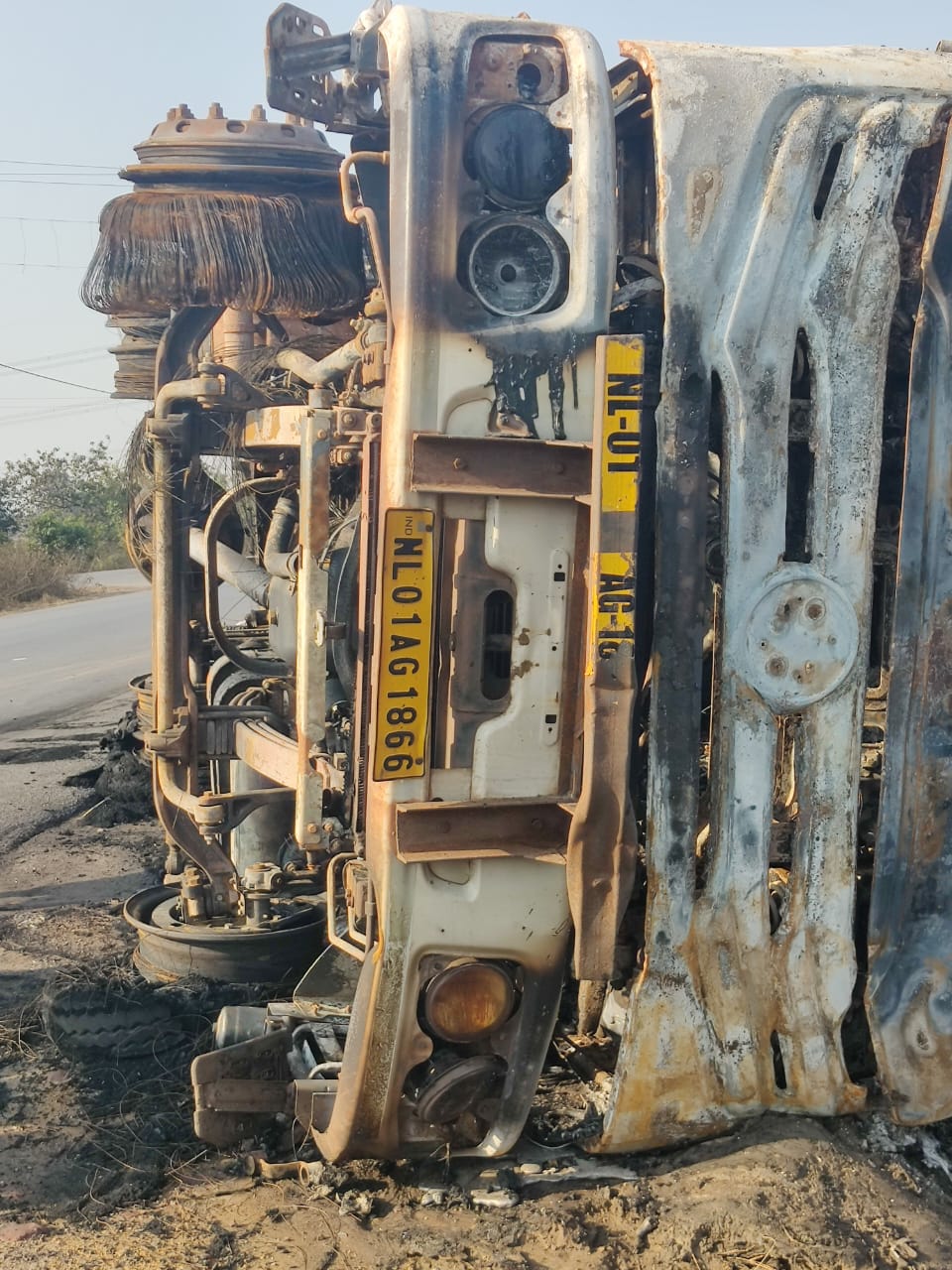 सड़क में पलटी ट्रेलर जली , पुलिस जाँच में जुटी