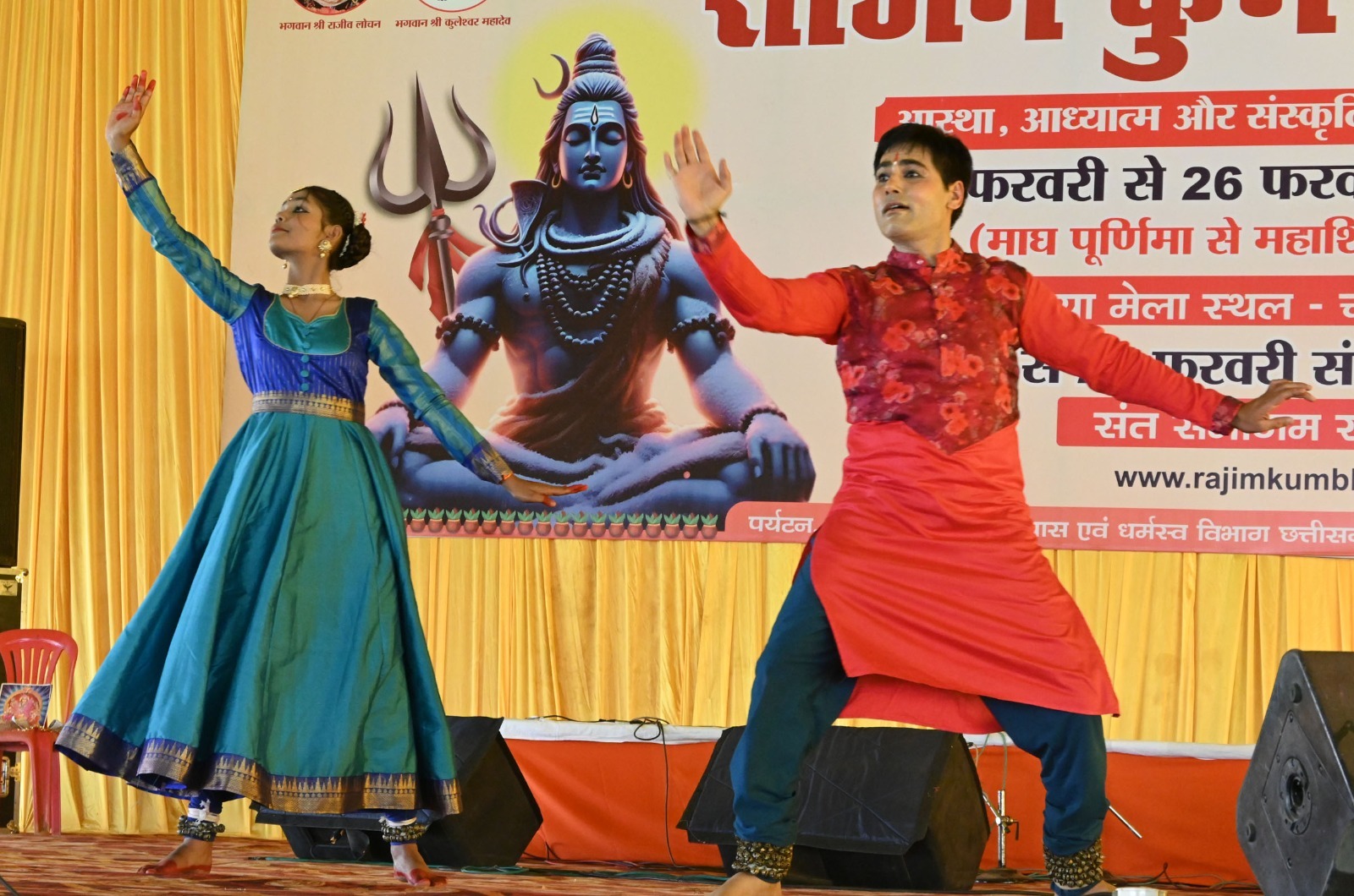 राजिम कुंभ कल्प के मंच पर बॉलीवुड पार्श्व गायक असीत त्रिपाठी ने दी प्रस्तुति