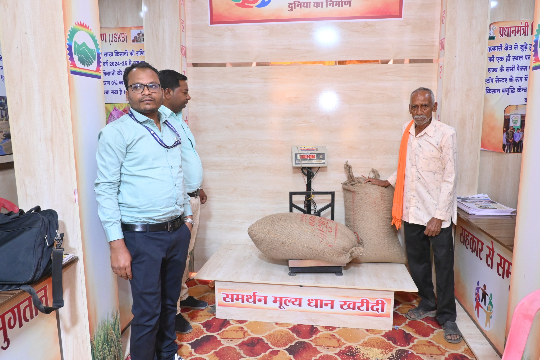 अपर मुख्य सचिव सुब्रत साहू, एवं सहकारिता सचिव सी.आर. प्रसन्ना ने किया सहकार से समृद्धि स्टॉल का अवलोकन