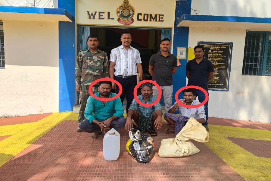 देवभोग पुलिस:अवैध शराब तस्करों के घरों में दी दबिश , 33 लीटर के साथ 3 आरोपी गिरफ्तार
