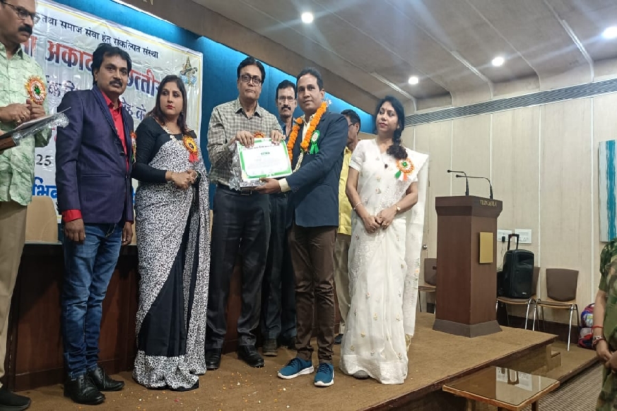 बच्चों के बीच विभिन्न नवाचार के माध्यम से शिक्षा के क्षेत्र में उत्कृष्ट कार्य के लिए सम्मानित हुए शासकीय प्राथमिक शाला डोमपदर संकुल बेलरगांव के शिक्षक रोहित देवांगन