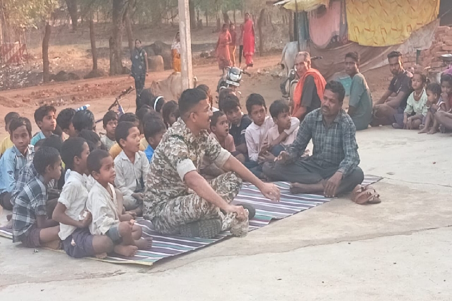 घोर नक्सल प्रभावित ग्राम में पहुंचे पुलिस कप्तान, ग्रामीणों ने अपने के बीच पाकर हुए गदगद बताई अपनी समस्याएं