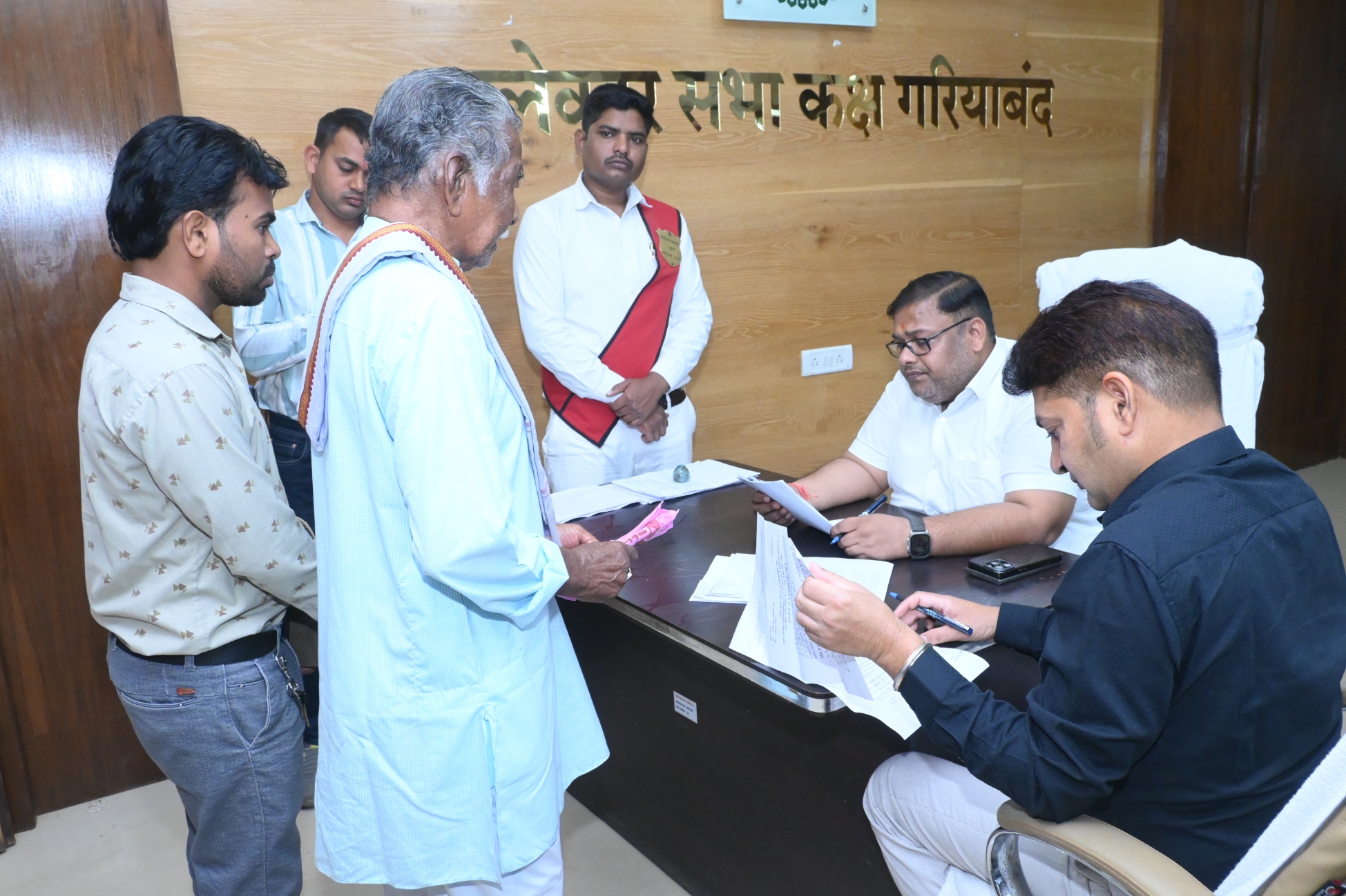 कलेक्टर श्री अग्रवाल ने सुनी लोगों की समस्याएं