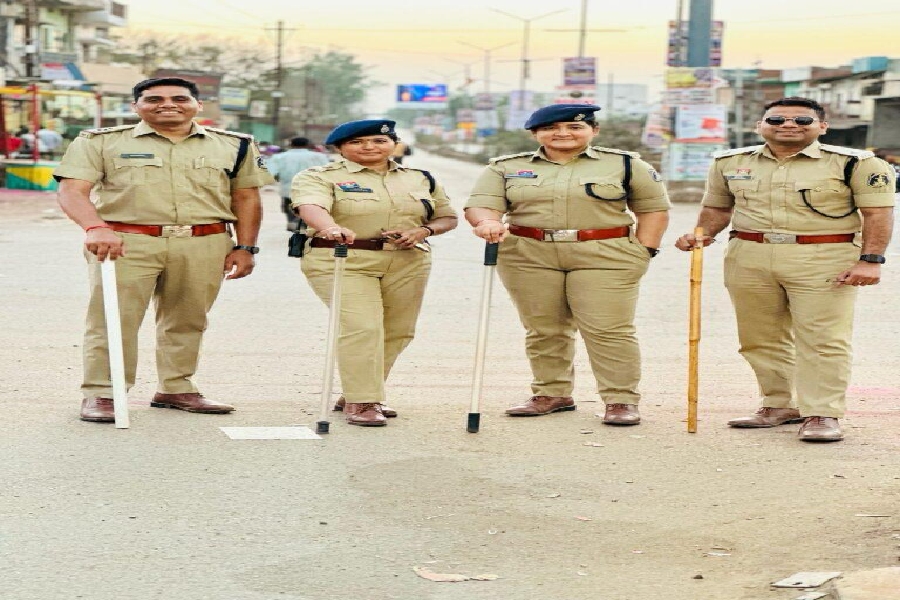 तेजतर्रार और अपराधियों के खिलाफ जीरो टॉलरेंस अप्रोच वाले एसपी रजनेश सिंह की सख्त रणनीति — फौलादी सुरक्षा के आगे उपद्रवी पस्त, बिलासपुर में सौहार्दपूर्ण रही होली