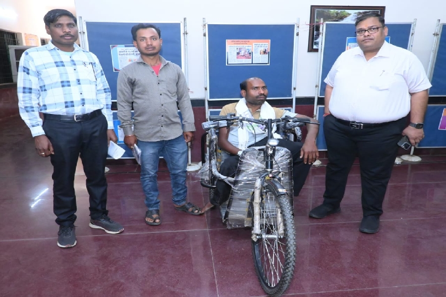 कलेक्टर दीपक अग्रवाल ने जनदर्शन में आये दिव्यांग कौशिक को दिलाया मोटराइज्ड ट्राइसिकल