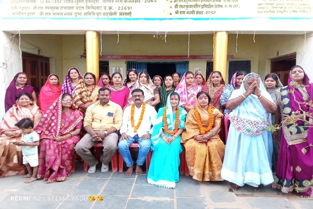 यादव ठेठवार की महिलाएं के द्वारा प्रतिक चिन्ह भेंट कर नवनिर्वाचित पार्षदों का किया गया सम्मान