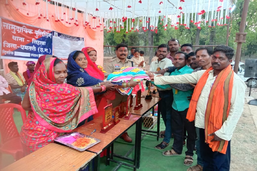 धमतरी पुलिस थाना सिहावा द्वारा सामुदायिक पुलिसिंग के तहत सुदुर वनांचल के ग्राम महुआ बाहरा में खेल कूद कार्यक्रम का किया गया आयोजन