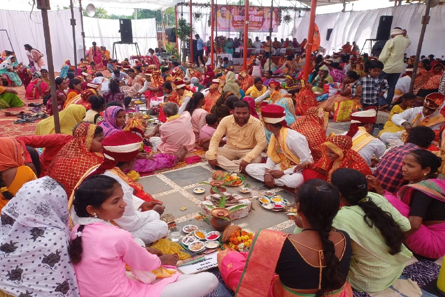 कर्नेश्वर महादेव प्रांगण मे 52 नव जोड़ो को आर्शीवाद देने पहुचे जिला पंचायत अध्यक्ष अरुण सार्वा