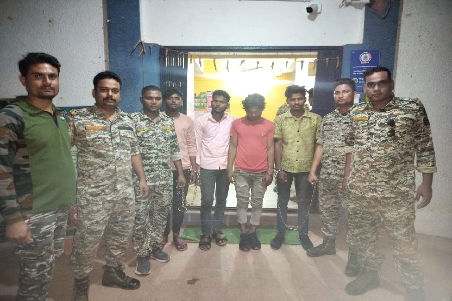 अंतरराष्ट्रीय तस्करों के मंसूबों पर फिरा पानी : चार आरोपी, 23 किलो गांजा सहित दो मोटर साइकिल, चार मोबाईल की गिरफ्त में ली