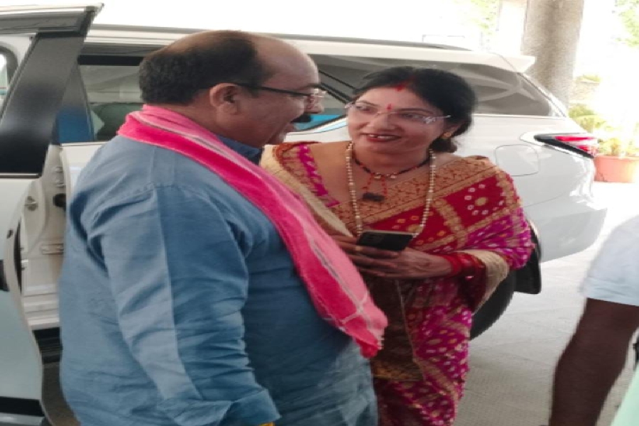 छत्तीसगढ़ : “डोंगरगांव नगर पंचायत अध्यक्ष अंजू त्रिपाठी ने उपमुख्यमंत्री अरुण साव से की मुलाकात”