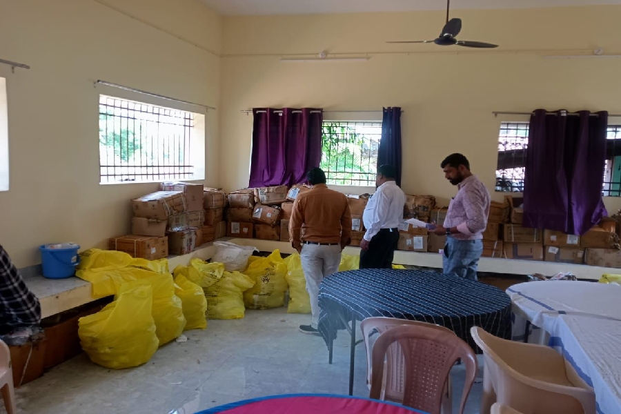Cgnews गरियाबंद: खुले में पड़ी लाखों की दवाइयों ने उजागर की स्वास्थ्य केंद्र की लापरवाही, कलेक्टर ने दिए उच्चस्तरीय जांच के आदेश
