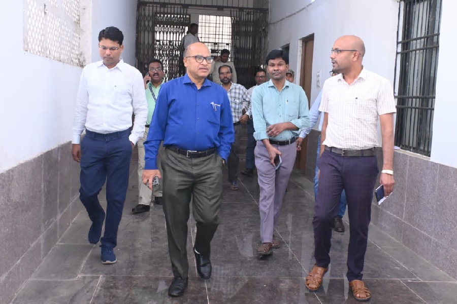 नवनियुक्त कलेक्टर बी.एस. उइके ने किया संयुक्त जिला कार्यालय का औचक निरीक्षण