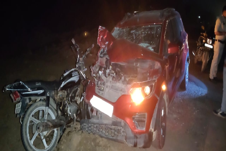 कार – बाईक कि भिड़ंत: 3 बाईक सवार नवयुवक की मौत,कार चालक की हालत गंभीर हॉस्पिटल मे भर्ती
