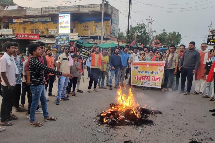 आतंकी हमले पर डोंगरगांव में उबाल, विश्व हिंदू परिषद और बजरंग दल ने किया प्रदर्शन