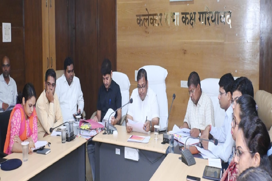 कलेक्टर श्री अग्रवाल ने जिला एवं ब्लॉक स्तरीय अधिकारियों को फील्ड विजिट कर पात्र हितग्राहियों को लाभान्वित करने के दिये निर्देश