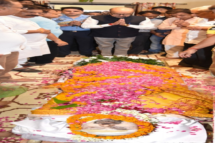 राज्यपाल रमेन डेका ने आतंकी हमले मे जान गंवाने वाले श्री मिरानिया को दी श्रद्धांजलि