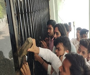 Raipur News: रविवि में छात्रों का हंगामा, तोड़ा प्रशासनिक भवन का ताला, परीक्षा का समय बढ़ाने की मांग