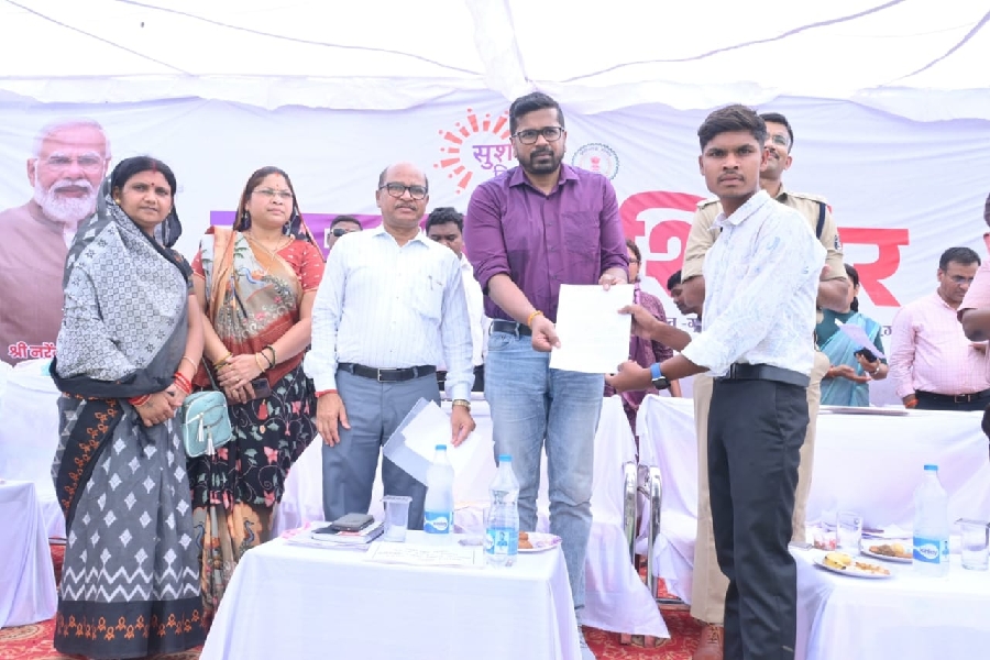 CG:“संवेदनशील प्रशासन की संजीवनी बनी अनुकंपा नियुक्ति — चन्द्रशेखर ध्रुव को मिला रोजगार, परिवार को मिला सहारा”