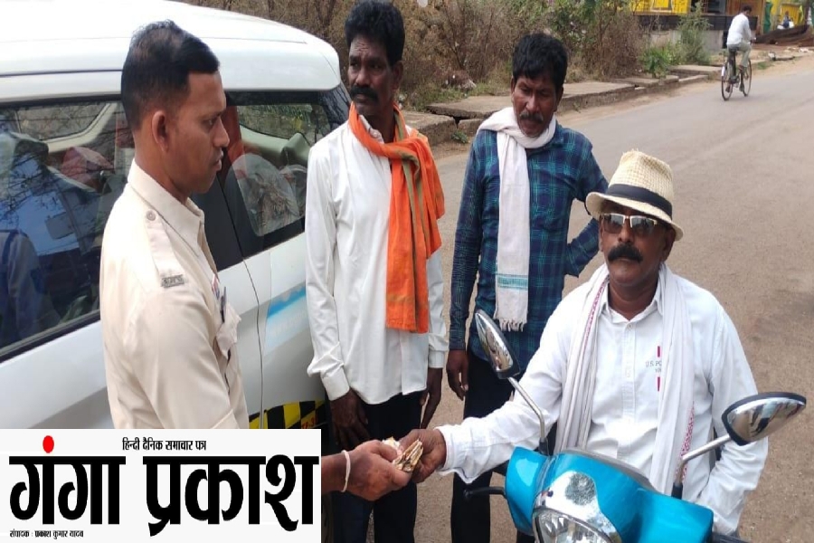 CGNEWS:सड़क पर बिखरे थे 20,000 रुपये, लेकिन किस्मत से वहां पहुंची ‘ईमानदार जोड़ी’ – धमतरी पुलिस ने कर दिखाया कमाल!