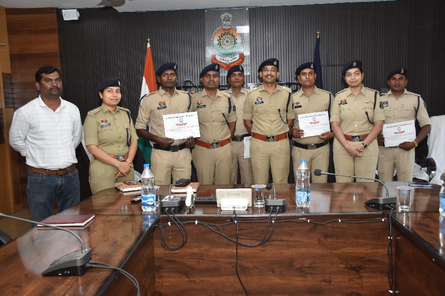 Cgnews: गरियाबंद पुलिस की नई पहल “कॉप ऑफ द मंथ” बनी उदाहरण, उत्कृष्ट कार्य करने वाले जवानों को मिला सम्मान