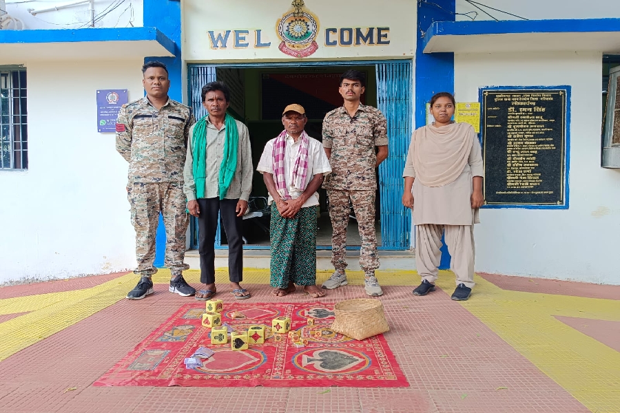 Cg crime news: खुड़खुड़िया जुए का काला खेल — रात के सन्नाटे में लग रहा था हार-जीत का बाजार, देवभोग पुलिस की दबिश में दो आरोपी धराए, नगद रूपए और जुआ सामग्री जब्त