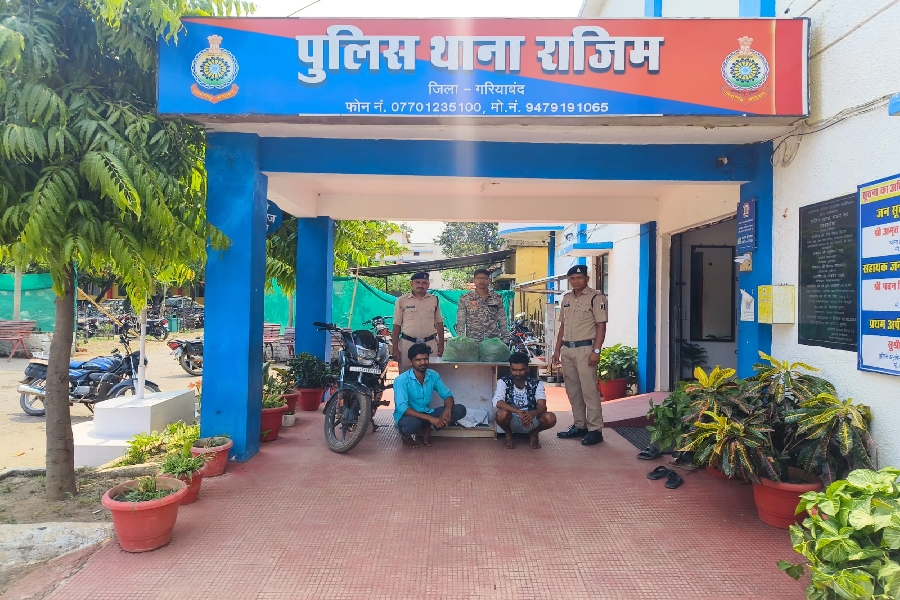 CGCRIME NEWS:गरियाबंद पुलिस की बड़ी सफलता: राजिम क्षेत्र से 5.800 किलो गांजा के साथ दो तस्कर गिरफ्तार