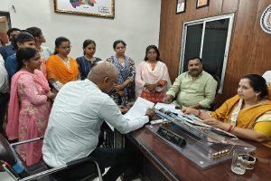 मनरेगा स्टाफ विरोध