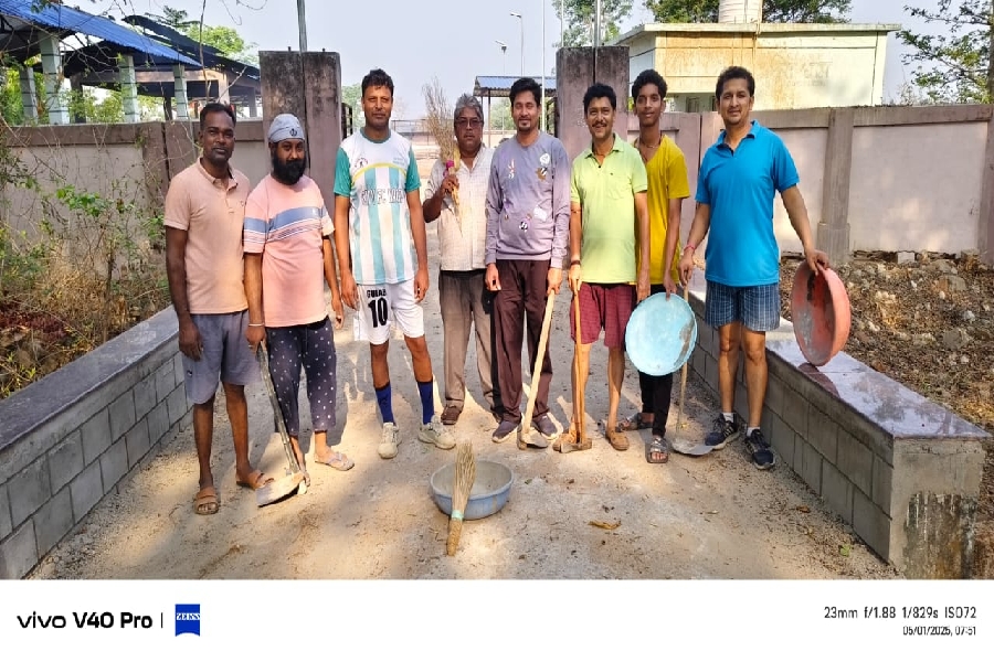 Cgnews: मजदूर दिवस पर विश्व हिंदू संगठन परमार्थ सेवा समिति ने चलाया स्वच्छता अभियान, मुक्तिधाम में की साफ-सफाई