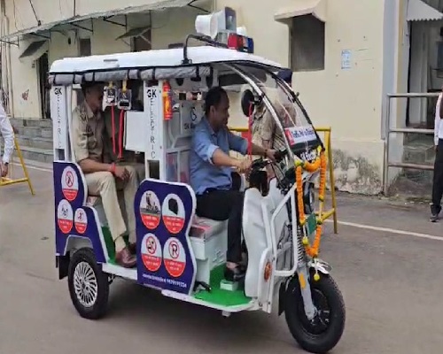 रिक्शा चालक बने कलेक्टर: EV ट्रैफिक वाहनों से करेंगे ट्रैफिक नियमों का प्रचार