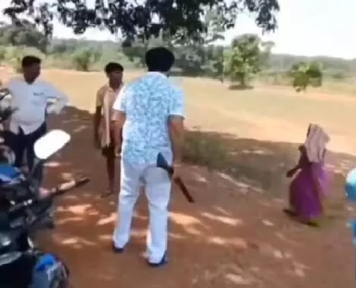 किसानों को बंदूक की नोक पर धमका रहा भू माफिया, वीडियो वायरल
