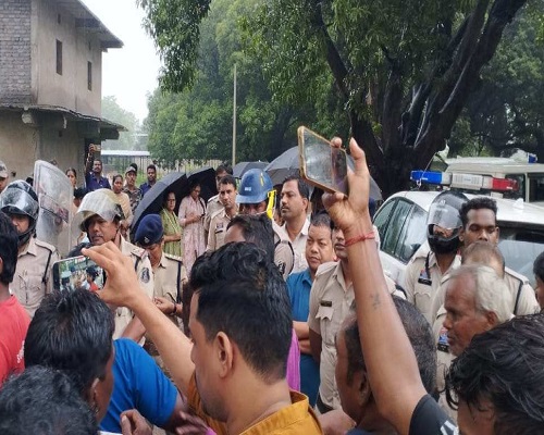 कोयला खदान के विरोध में उतरे ग्रामीण, कांग्रेस विधायक को किया गया गिरफ्तार