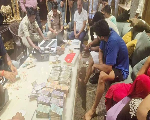 Raipur News – रातभर चली पुलिस की छापेमारी, तोमर नेटवर्क से जुड़े ठिकानों से भारी संपत्ति बरामद