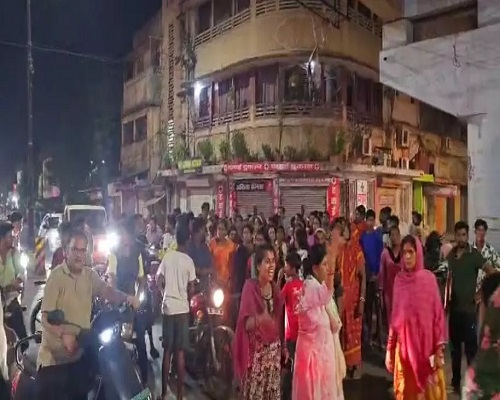 रातभर हंगामा: विस्थापन के खिलाफ सैकड़ों लोगों ने कलेक्ट्रेट को लिया घेरे में