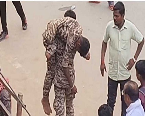 युक्तियुक्तकरण के प्रदर्शन में बवाल, पुलिसकर्मियों और कांग्रेसी कार्यकर्ताओं की भिड़ंत, पुलिसकर्मी व कांग्रेस कार्यकर्ता हुए घायल