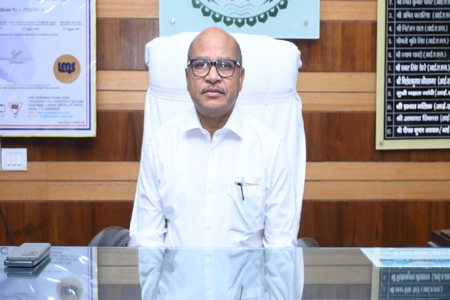 CG:”एक पेड़ माँ के नाम” अभियान की गूंज: गरियाबंद में पर्यावरण संरक्षण का बिगुल, कलेक्टर बी.एस. उइके की भावुक अपील