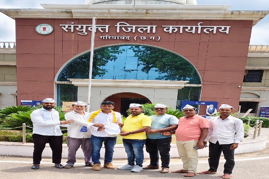 CG: खाद संकट और नकली बीज का शिकंजा: गरियाबंद में फूटा किसानों का ग़ुस्सा, आम आदमी पार्टी ने किया कलेक्टर कार्यालय का घेराव