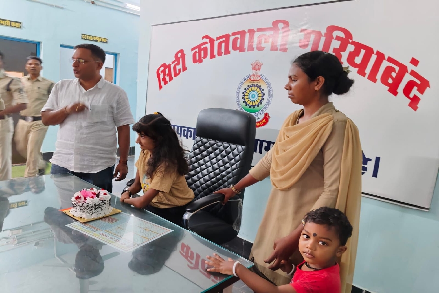 CG: थाने में गूंजा ‘हैप्पी बर्थडे’… गरियाबंद पुलिस ने दिव्यांग युवती का सपना सच कर दिखाया, शहरभर में हो रही तारीफ़