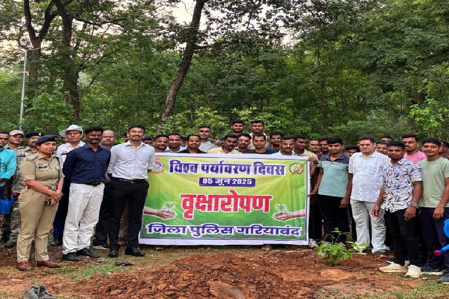 CG: गरियाबंद पुलिस का हरियाली को सलाम: “एक पौधा माँ के नाम” अभियान में लगाए 2000 से अधिक फलदार-छायादार पौधे