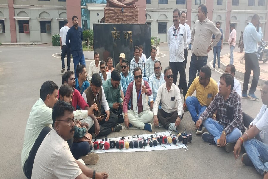 पत्रकारों पर हमले के बाद गरियाबंद में गरमाया माहौल — प्रशासन को मिला अल्टीमेटम, 7 दिन में कार्यवाही नहीं हुई तो चक्काजाम तय