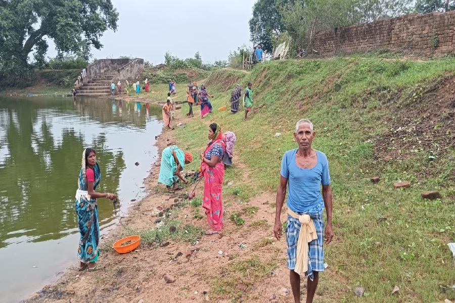 CG: ग्राम कसेरु के ग्रामीणों ने रच दिया इतिहास: बिना सरकारी मदद अपने निस्तारी तालाब की कर डाली सफाई, पेश की जनसहभागिता की मिसाल