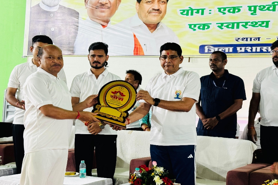 CG : गरियाबंद में ऐतिहासिक योग उत्सव: मंत्री टंक राम वर्मा की अगुवाई में एक लाख लोगों ने किया सामूहिक योगाभ्यास