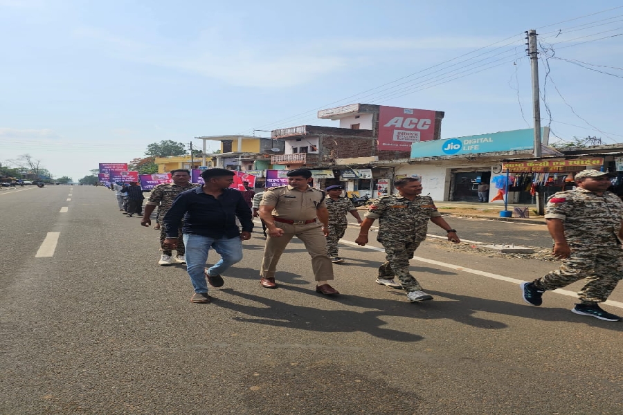 CG BREKINGS: देवभोग में पुलिस अधीक्षक के निर्देश पर यातायात जागरूकता अभियान का जोरदार आगाज, पैदल रैली और वॉयस नोट के माध्यम से दी गई सुरक्षा की सीख