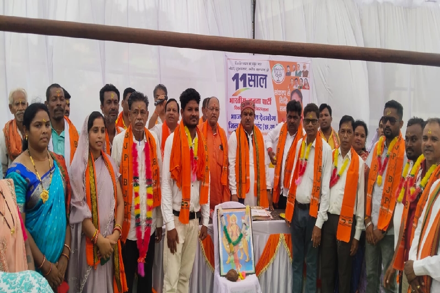 POLITICS: देवभोग में भाजपा का सियासी शक्ति प्रदर्शन: मोदी सरकार की 11 साल की उपलब्धियों पर गरजे मुरलीधर सिन्हा, कांग्रेस-AAP के 11 नेताओं ने थामा कमल का दामन