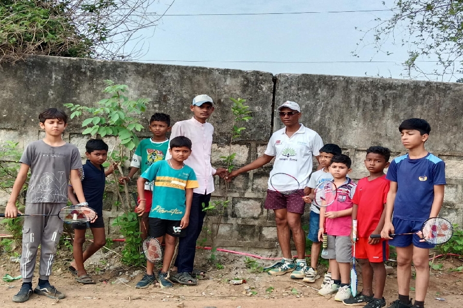 CG: छुरा में पर्यावरण जागरूकता की बयार: तख्तियों में गूंजा प्रकृति का स्वर, पौधों का मनाया गया जन्मदिवस