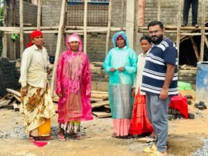 रेनकोट वितरण गरीब मजदूर