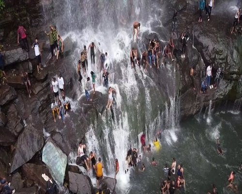 पर्यटकों की पसंद बना गरियाबंद, चिंगरापगार झरने में उमड़ी भीड़