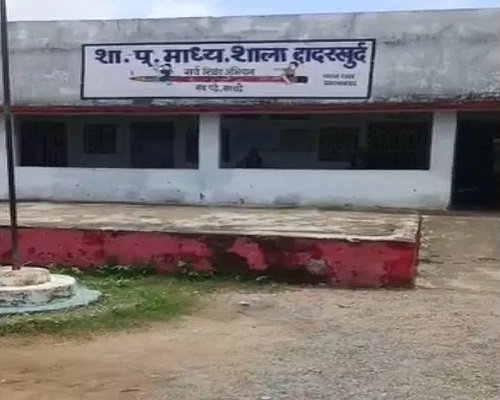 CG – स्कूल में छात्र ने ब्लेड से किया हमला, सहपाठी के चेहरे और गले पर गंभीर चोटें
