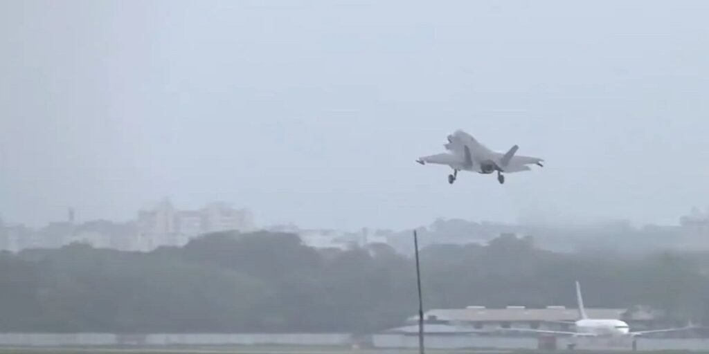 आखिरकार एक महीने बाद ठीक हुआ ब्रिटिश लड़ाकू विमान F-35B, केरल से स्वदेश के लिए भरी उड़ान